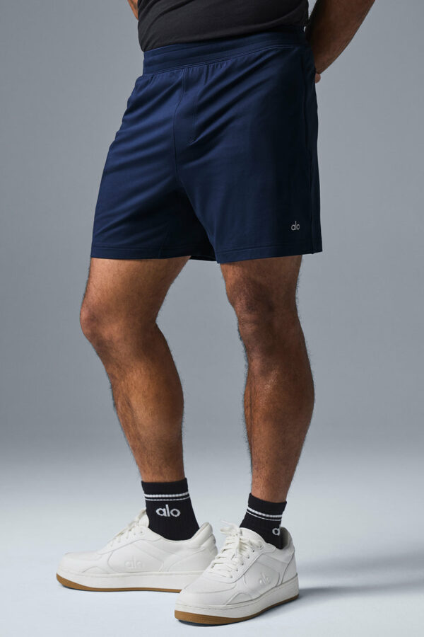 Alo Yoga® | 7" Conquer React Performance Short in Navy Blue