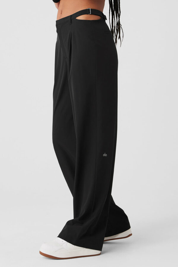 Alo Yoga® | Mid-Rise Showdown Trouser in Black